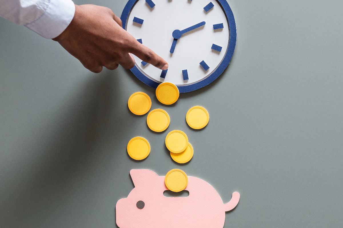 The concept of time savings with the illutsration of a clock and a piggy savings bank