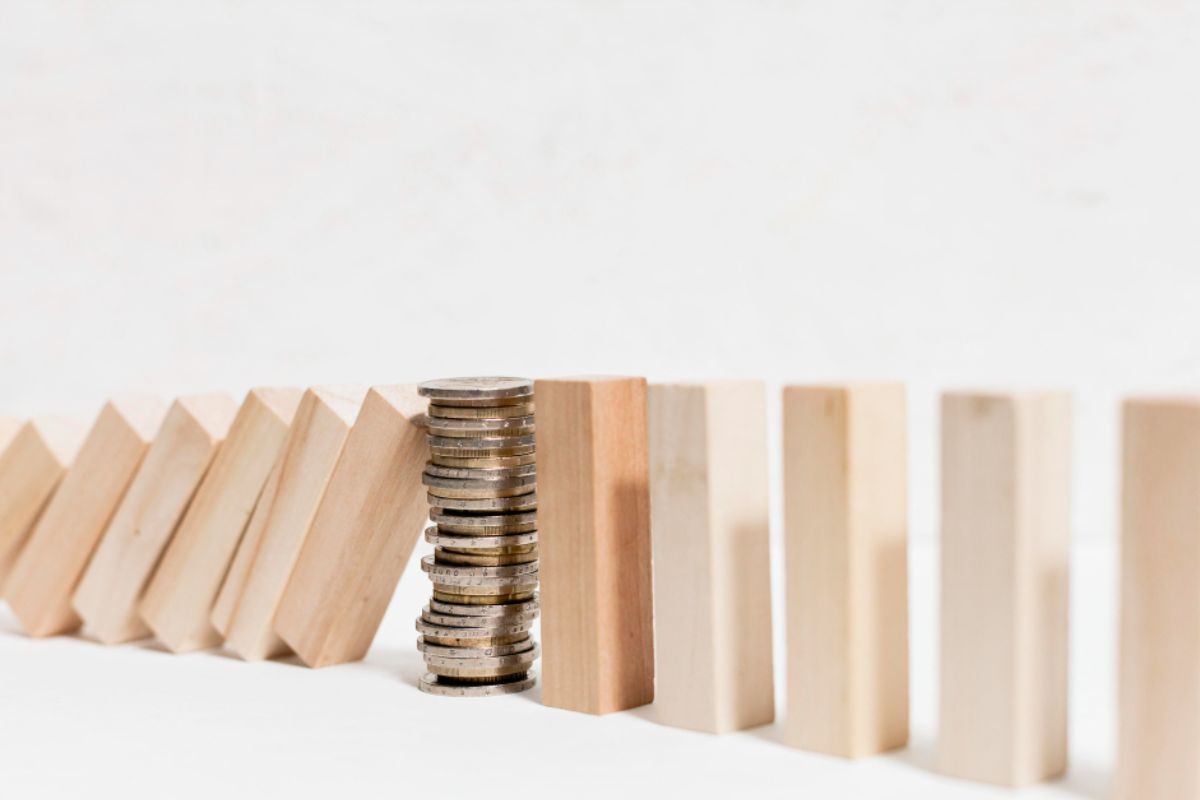 A concept of bonds using coins and wooden blocks